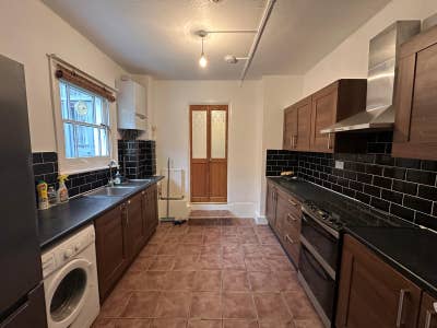Well located 2 bed flat situated in London N8 Main Photo