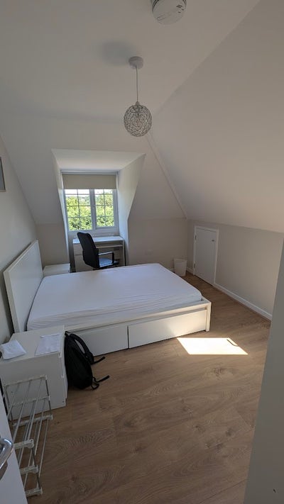 Large ensuite loft room in house of 4 Main Photo