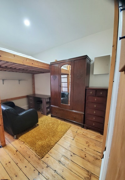 Nice Room for Rent 🤩 In a Large Modern House Main Photo
