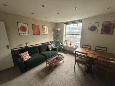 2 Bed flat, large rooms, Wapping E1 Main Photo