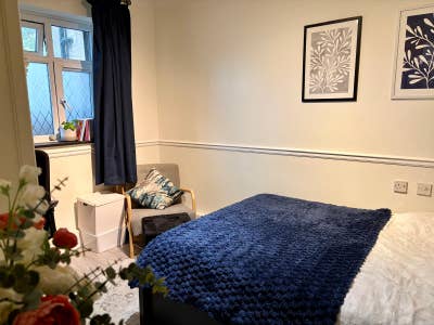 Double bedroom in lovely Wandsworth flat Main Photo