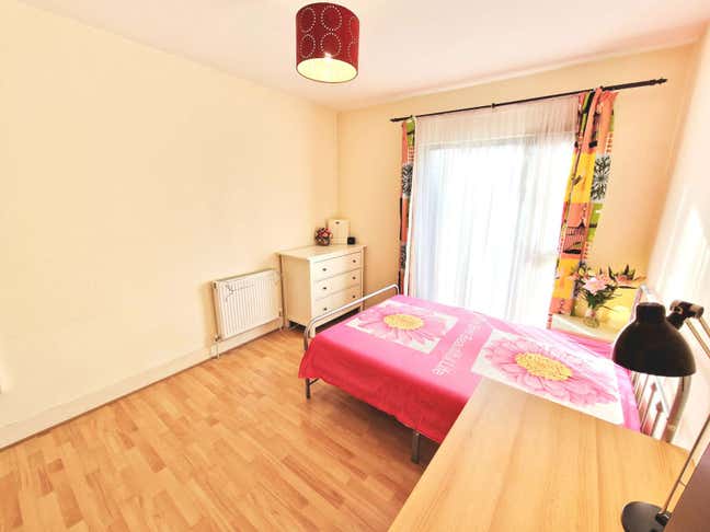 Large double room all bills included private bathr Main Photo
