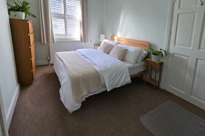 Double room with WFH spaces - &pound;725 inc all bills. Main Photo