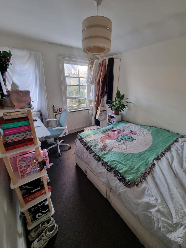Lovely Room Available mid november  Main Photo