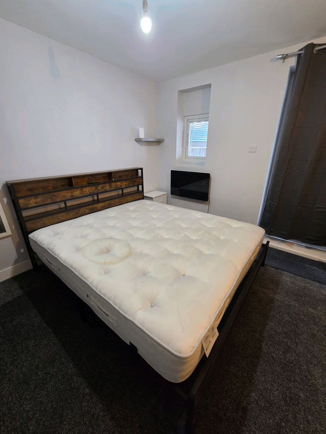 Self contained room for long term rent Main Photo