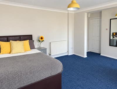 Double Ensuite Room with Garden - Liden Swindon  Main Photo
