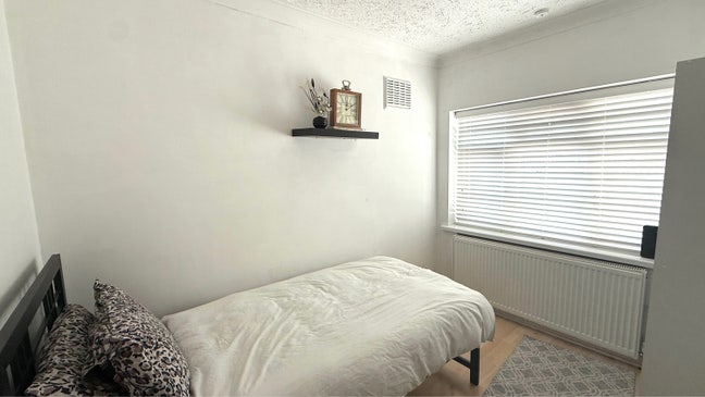 Single & Double & Extra Large double room for rent Main Photo