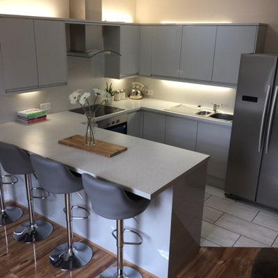 Fully renovated, good sized room Main Photo