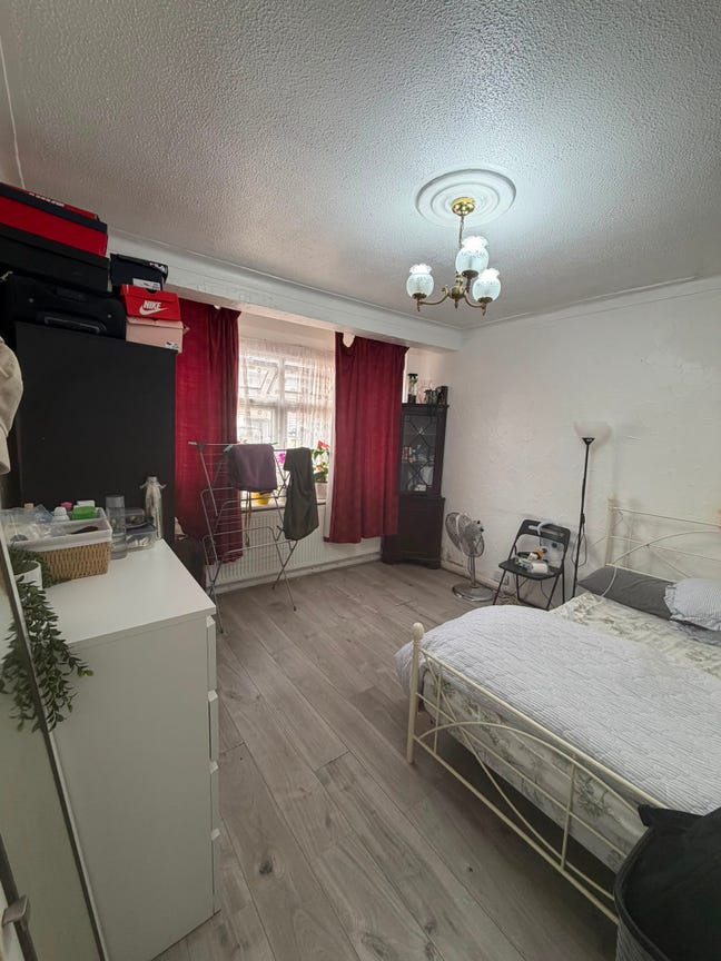 Spacious double bedroom for single one or couple. Main Photo