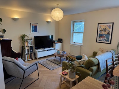 Stylish flat, bright double + desk, Jan-May Main Photo