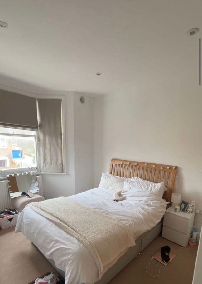 Large Double Room in Female House SW18 London 🫶🏼 Main Photo