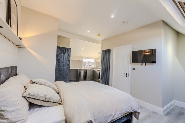 🏡 Newly Refurbished High-End Six-Bedrooms  Main Photo