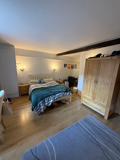 Room Available in New Town! Main Photo