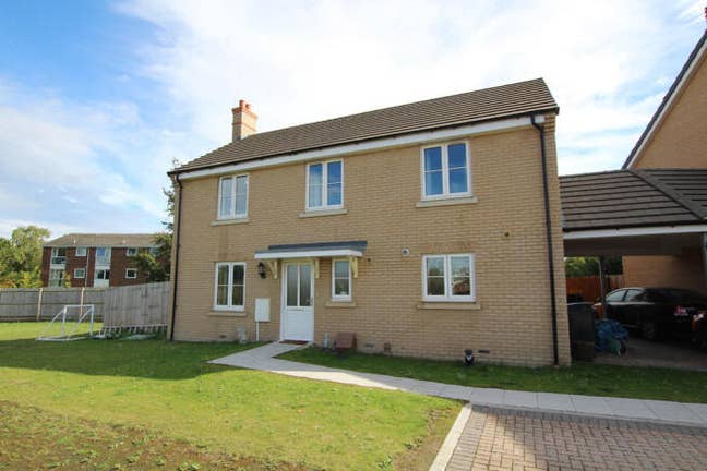 Stunning & Spacious 4-Bed Detached House in Roysto Main Photo