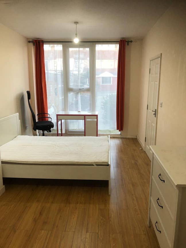 2 Lovely Rooms, 2 Mins to Gants Hill Station, IG2 Main Photo