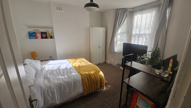 ✨️Room available in our Seven Sisters home! Main Photo