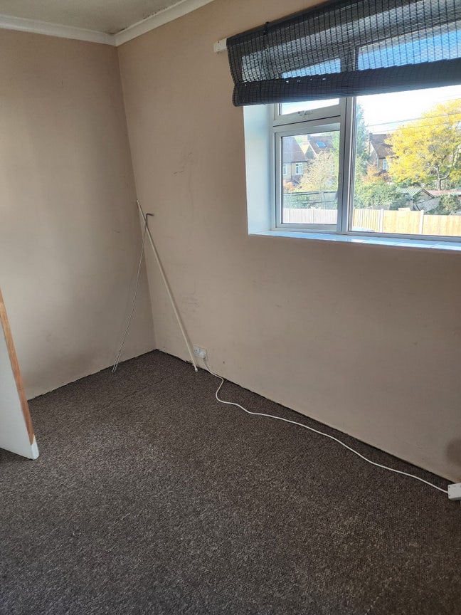 Double Bedroom for Rent in a 3-Bedroom House- LU2 Main Photo