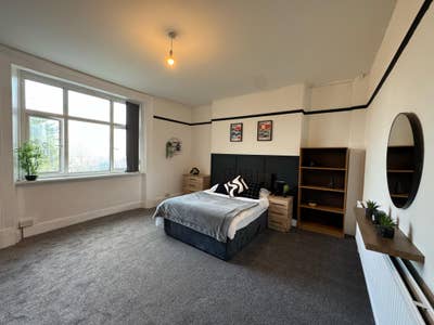 VERLY LARGE Room - All bills included  Main Photo