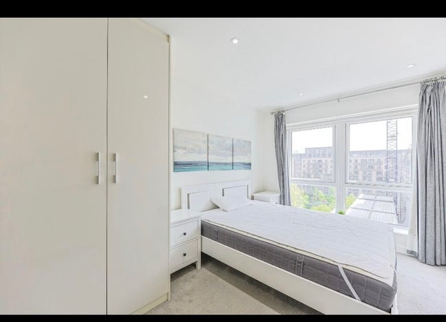 Spacious en-suite room in Colindale with amenities Main Photo