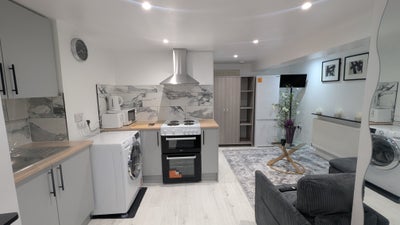 All Bills included new studio &pound;650 per Month.  Main Photo