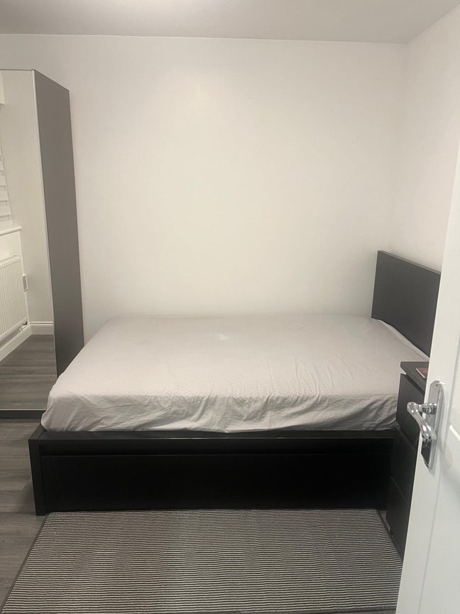 Double bedroom to rent in a house in West Cheshunt Main Photo