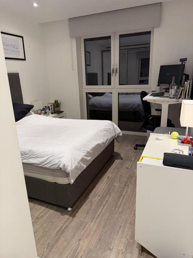 En suite room in 2-bed flat w lift, concierge, gym Main Photo