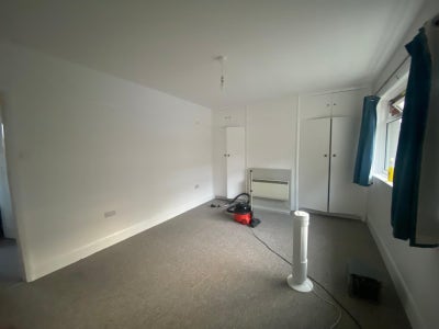 Large front facing room  Main Photo