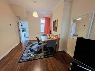 King room in modernised house - Couples welcome! Main Photo