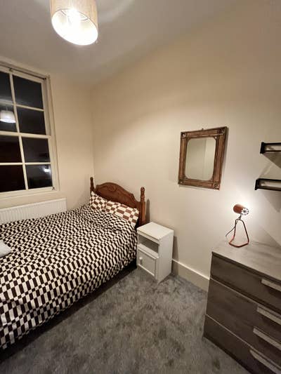 Room Available: No Deposit & All Bills Included Main Photo