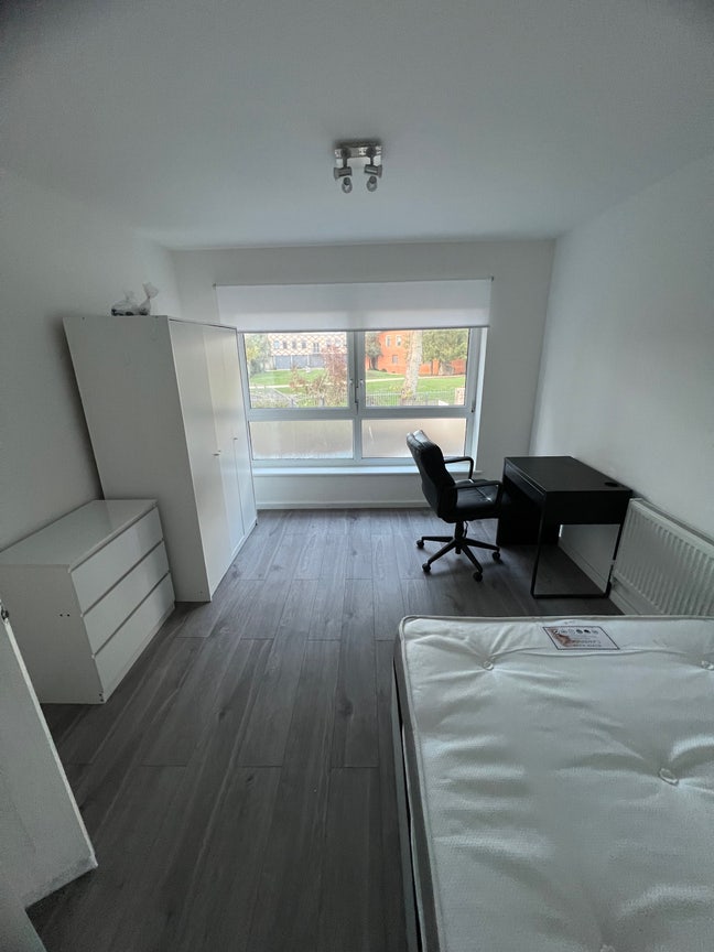 BIG double room rent in ZONE 2 next to station  Main Photo