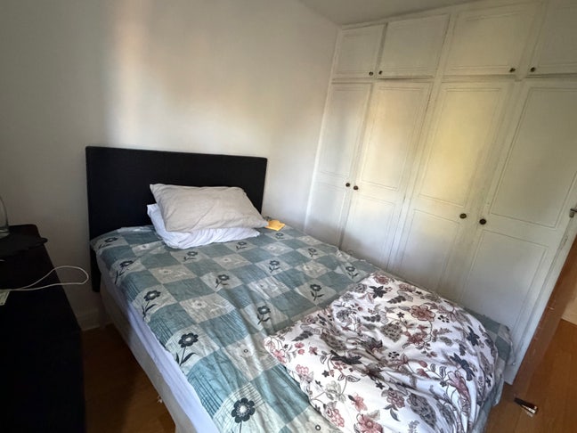 Bright double room available for single prof perso Main Photo