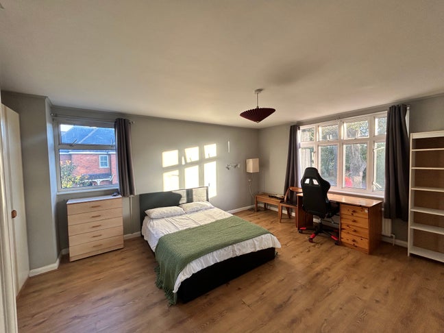 Bright, Spacious En-Suite Room - Bills Included Main Photo