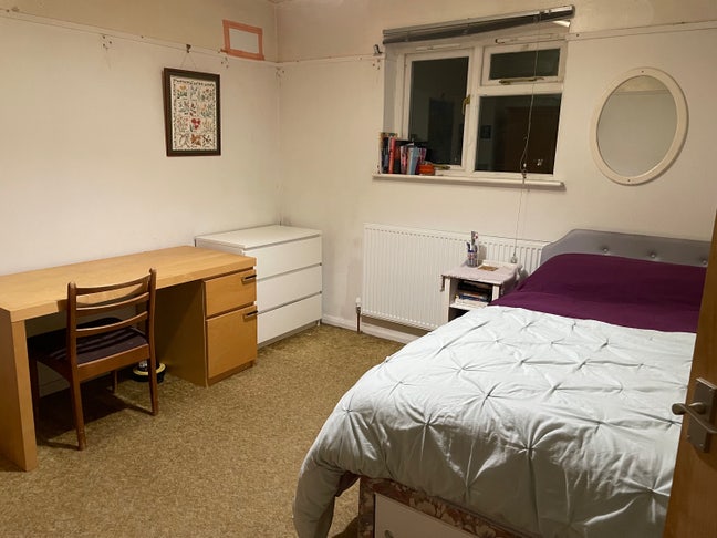A room in a family home (females only) Main Photo