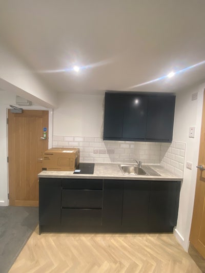 Studio Flat Available In the Middle of High Steet Main Photo