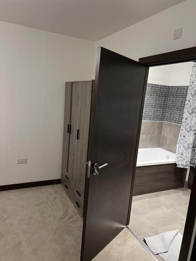 Double room and en-suite for rent Main Photo