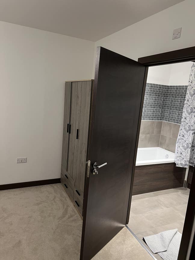 Double room and en-suite for rent Main Photo