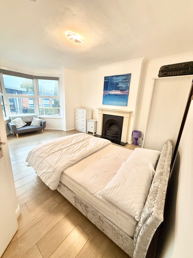 Large Newly Decorated Double Room Own Bathroom Main Photo