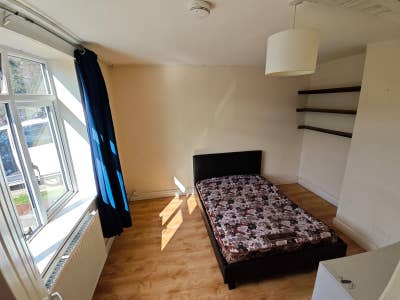 Double Room Harold Hill RM3 Bills WiFi  Main Photo