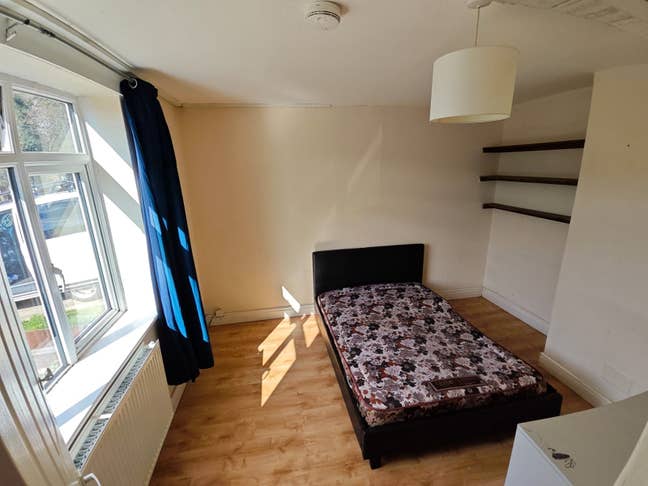 Double Room Harold Hill RM3 Bills WiFi  Main Photo
