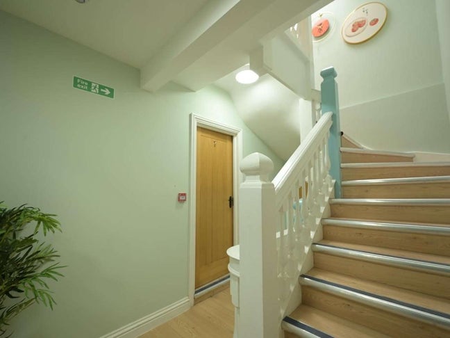 Brand new rooms,easy to city near Redhill,Reigate Main Photo