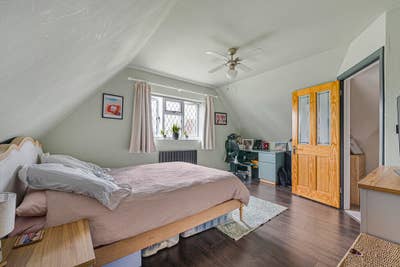 Large room, own shower, 35min to London Bridge Main Photo
