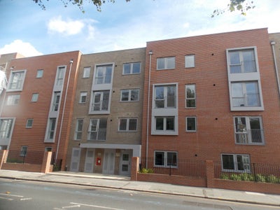 Stunning three bed two bath with parking E10 Main Photo