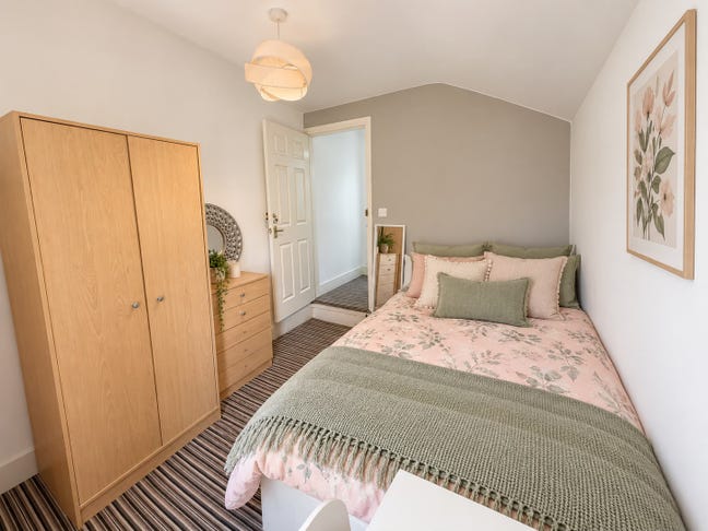 Cosy female houseshare Main Photo