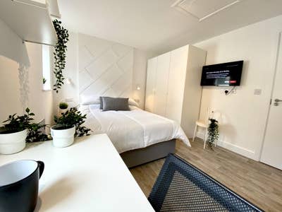 Modern Double En Suite Near City Centre Main Photo