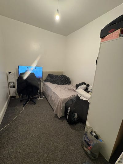 Large single room Main Photo
