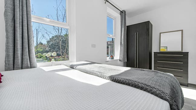 Clapham South Double Bedroom Main Photo