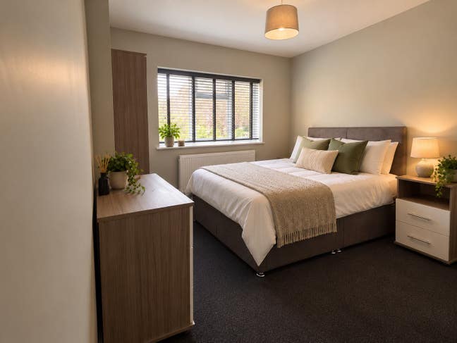 Double Ensuite - Amazing condition & location Main Photo