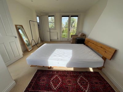 Large en-suite Loft Room to rent in Summertown  Main Photo