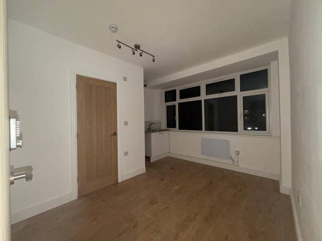 Self-contained studio flat at Enfield - DSS Main Photo
