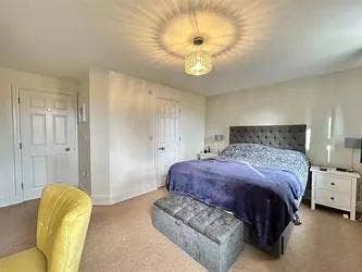 Huge ensuite double in a quiet gated 4 bed home Main Photo